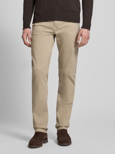 Männermodel trägt Jeans mit 5-Pocket-Design von MCNEAL in Beige, Gerader Schnitt, Bio-Baumwoll-Mix mit Stretch-Anteil, Nahaufnahme Oberkörper.