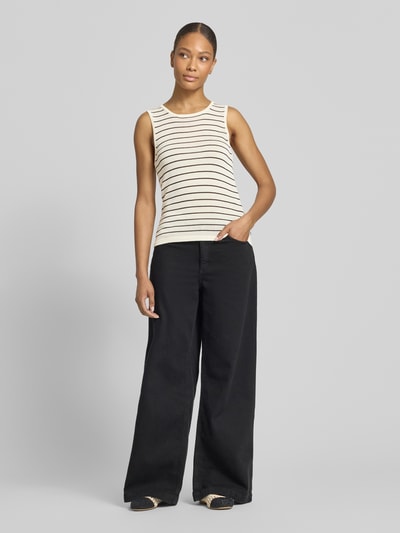 Vrouwenmodel draagt Regular Fit T-shirt uit viscosemix van Selected Femme model 'Moon' met gestreepte look, mouwloos, ronde hals, knitwear, all-over motief, kleur: effen, regular fit pasvorm, geheel van voren.