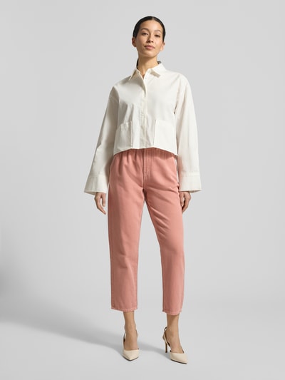 Frauenmodel trägt Mom Fit Jeans mit elastischem Bund von Jake*s Casual in Rosa, reine Baumwolle, locker geschnitten, Vorder- und Gesäßtaschen, Knopf- und Reißverschluss, Ganzkörperansicht von vorne.