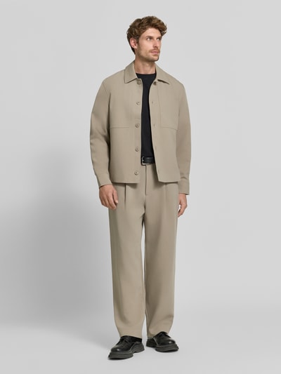 Męski model nosi Regular Fit Hemdjacke mit Viskose-Anteil od Jake*s Studio Men, beżowy kolor, gładka tekstura, Ganzkörperansicht von vorne.