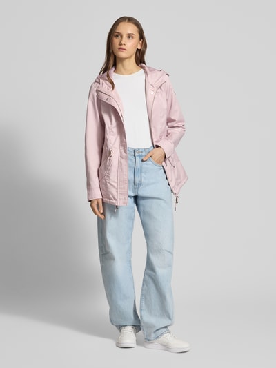 Vrouwenmodel draagt Regular Fit Parka met katoenmodel 'LORCA' van Only, lichtroze, effen, canvas, tunnelkoord, klep- en borstzakken, label patch, lange mouw, kap, verborgen sluiting. Volledige lichaamsvoorzijde.