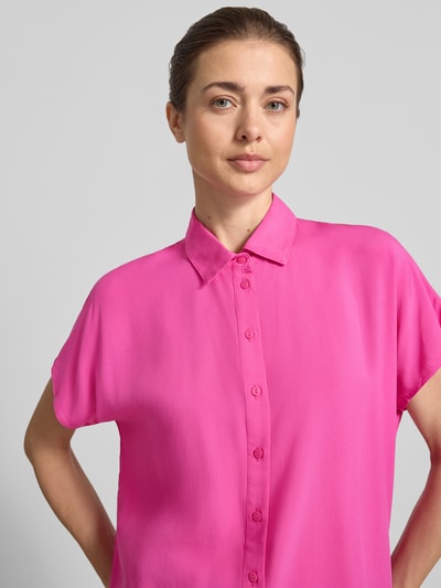 Frauenmodel trägt Regular Fit Bluse aus Viskose von Christian Berg Woman in Pink mit Hemdblusenkragen und Knopfleiste, Nahaufnahme Oberkörper. Rückenlänge 64 cm, Ärmellänge 15 cm bei Größe 36.