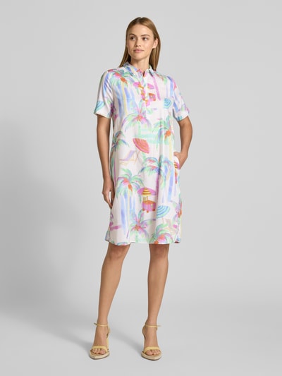 Modelka damska nosi knielanges Hemdblusenkleid mit kurzer Knopfleiste von Milano Italy, kolorowe, proste, czysta bawełna, krój regular fit, długość do kolan, kołnierzyk koszulowy, szerokość w rozmiarze 36: 54 cm, długość tyłu 98 cm, długość rękawa 26 cm, widok całej sylwetki z przodu.