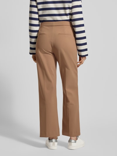 Frauenmodel trägt Stoffhose mit elastischem Bund Modell 'RENEE' von Raffaello Rossi, Material-Mix mit Stretch-Anteil, Bundfalten, Gesäßtaschen, gerader Schnitt, Farbe Beige, Ganzkörperansicht Rückansicht.