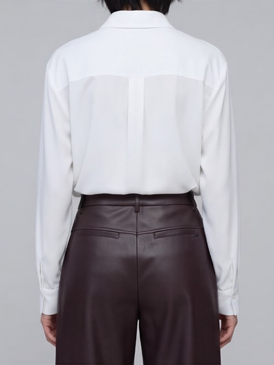 Männermodel trägt Regular Fit Leder- / Kunstlederhose mit Label-Detail Modell 'PHIBI' von Raffaello Rossi w kolorze ciemnobrązowym, gładka faktura, damska kolekcja Raffaello Rossi, Ganzkörperansicht Rückansicht.