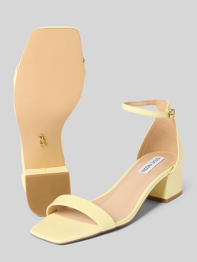 Produktfoto, Sandalette aus Leder mit Blockabsatz Modell 'Gena' von Steve Madden, gelb, Dornschließe, Zehentrenner, Details sichtbar