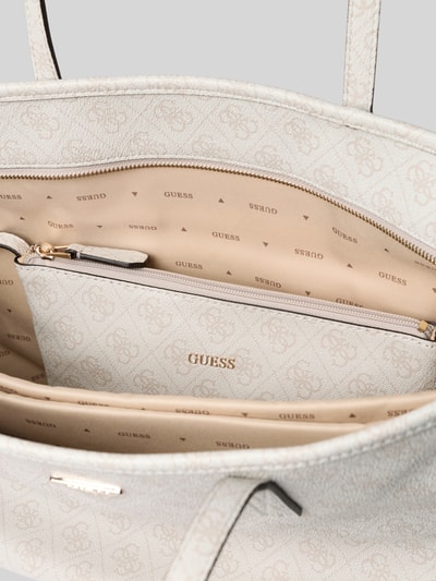 Produktfoto, Shopper mit Logo-Muster Modell 'ECO POWER PLAY II' von Guess in Beige mit Hauptfach, Reißverschluss und herausnehmbarer Innentasche, Detailaufnahme der Innenstruktur