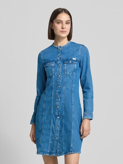 Vrouwenmodel draagt denimjurk van puur katoen met overhemdkraag, borstzakken, getailleerd model, mini-jurk PAOLA ALTO van Mustang, vooraanzicht bust shot.
