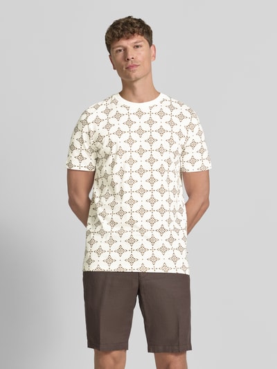 Mannelijk model draagt Regular Fit T-shirt uit puur katoen van s.Oliver RED LABEL met grafisch patroon in wit en bruin, voorkant volledige lichaamsaanzicht.