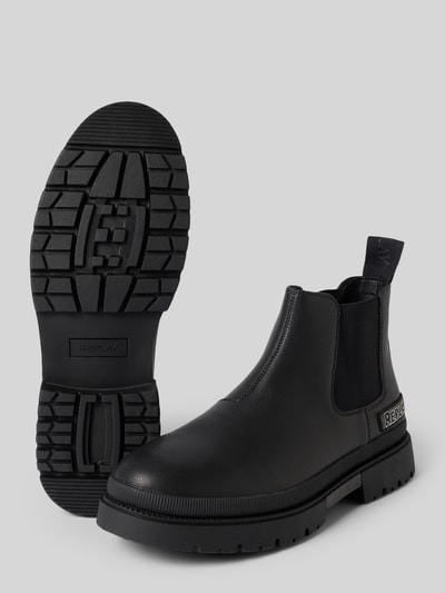 Produktfoto, schwarze Boote mit elastischen Einsätzen Modell 'SANDTOWN' von Replay, abgerundete Spitze, Label-Detail, profilierte Sohle, strukturierte Leder-Optik, robustes Design, Absatzhöhe 3 cm, Schafthöhe 13 cm, Schaftweite 11 cm