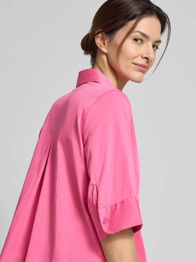 Kobieta modelka nosi różową Boxy Fit Bluse mit verdeckter Knopfleiste od Milano Italy z bawełnianej mieszanki ze stretchem, kołnierz koszulowy, długość tyłu w rozmiarze 36: 54 cm, długość rękawa: 34 cm, widok od przodu w półzbliżeniu.