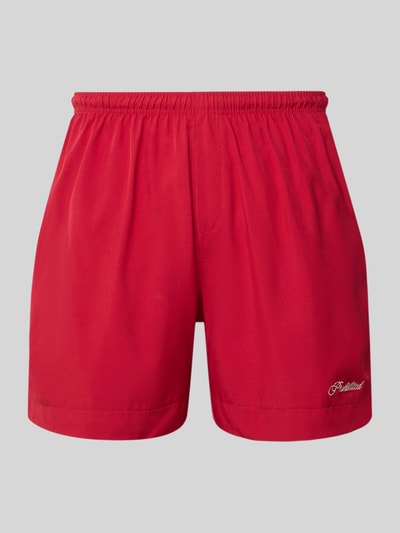 Produktfoto, Badehose mit Label-Stitching und elastischem Bund von PROHIBITED in Rot, Regular-Fit, glatte Textur, Herren Bademode, Bundweite 33 cm, Innenbeinlänge 15 cm, Größe M.
