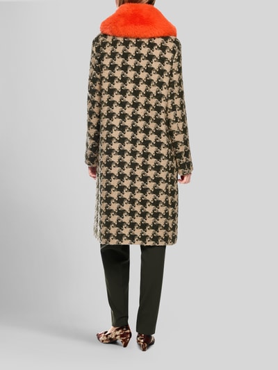 Frauenmodel trägt Mantel mit Kragen aus Kunstfell von Marc Cain, gemusterter Allover-Look, Regular Fit, Knopfverschluss, Rückansicht, KI-modifiziertes Bild.