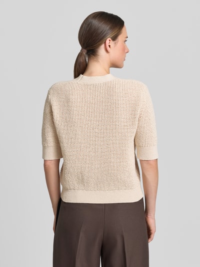 Frauenmodel trägt Cardigan mit V-Ausschnitt Modell 'Temmy' von Someday, Material-Mix mit Baumwoll-Anteil, Regular-Fit, Knopfleiste, 1/2-Arm, Rückenlänge bei Größe 36: 50 cm, Ärmellänge bei Größe 36: 30 cm, cremefarben, grob gestrickte Textur, Ganzkörperansicht Rückansicht
