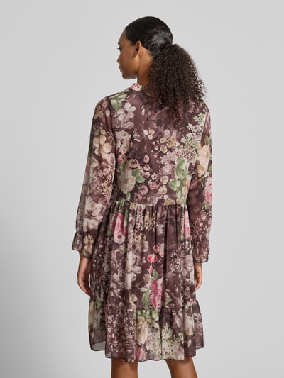 Vrouwenmodel draagt knielange dames jurk van ZABAIONE, chiffon, A-lijn, all-over look, druppelvormige hals, model 'Ar44inaa', rugaanzicht.