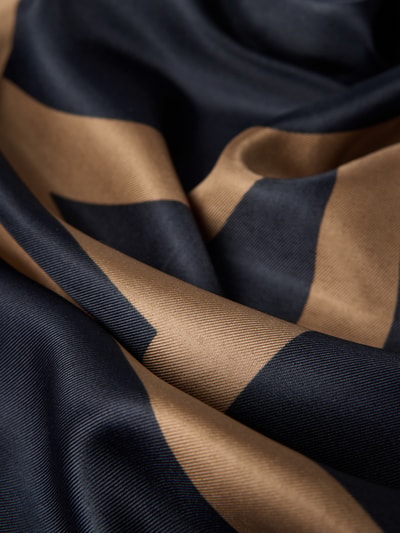 Productfoto, Schaal met all-over motief model 'Aditha' van OPUS, Dames sjaal in zwart en bruin met gladde textuur