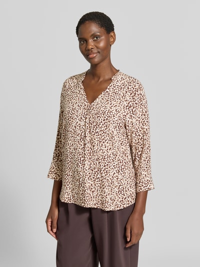 Frauenmodel trägt Bluse aus reiner Viskose Modell 'Adney' von FREE/QUENT, lockere Passform, V-Ausschnitt, 3/4-Arm, Muster in Beige und Braun, Ganzkörperansicht von vorne.