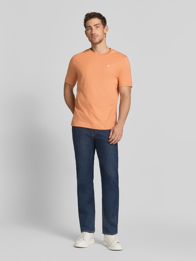 Männermodel trägt Regular Fit T-Shirt aus reiner Baumwolle von Marc O'Polo, Optik: Unifarben, Logo-Print, Jersey, Ganzkörperansicht von vorne.
