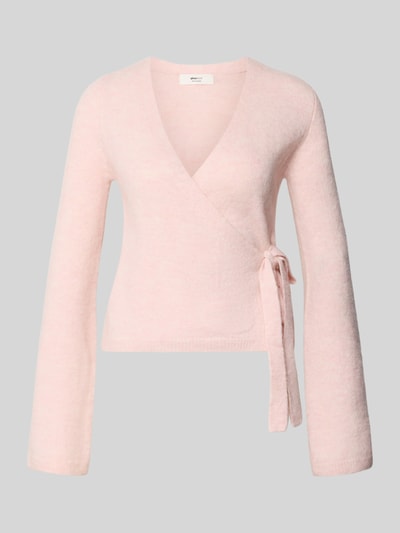 Produktfoto, Regular Fit Cardigan mit Woll-Anteil in Wickel-Optik von Gina Tricot in zartem Rosa, elastischer Material-Mix, V-Ausschnitt.