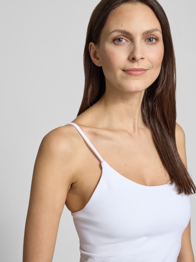 Frauenmodel trägt weißes Top mit Stretch-Anteil und Shaping-Effekt von aim'n, nahtloses Design, Spaghettiträger, Nahaufnahme Oberkörper