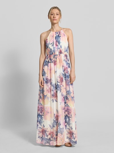 Modelka nosi Maxikleid aus Chiffon im Allover-Look von Jake*s Cocktail, pastelowe kolory, fason A-linii, plisy, długość 148 cm, szerokość w rozmiarze 36: 42 cm, widok całej sylwetki z przodu.