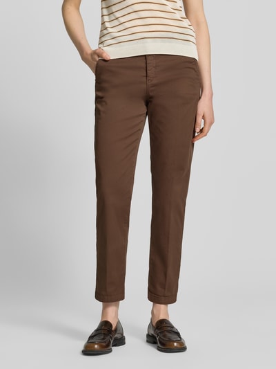 Frauenmodel trägt Straight Fit Chino in verkürzter Passform von MAC, Braunton, aus elastischem Baumwoll-Mix, Eingriffstaschen, Knopf- und Reißverschluss, Ganzkörperansicht von vorne. Bundweite 40 cm, Innenbeinlänge 67 cm bei Größe 36.