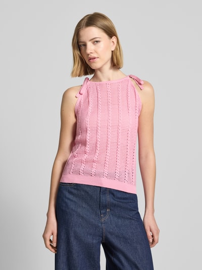Frauenmodel trägt Relaxed Fit Trägertop aus Baumwoll-Mix Modell 'LUX LIGHT' von Vero Moda, Optik: Unifarben, Lochstrickmuster, Rundhals, Bindebänder, Gerippt, Strick, Ganzkörperansicht von vorne.