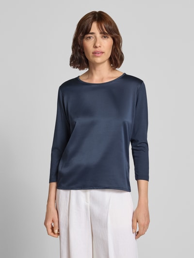 Frauenmodel trägt Longsleeve mit 3/4-Arm Modell 'Tamina' von JOOP!, dunkelblau, glatte Textur, Rundhalsausschnitt, Regular Fit, Nahaufnahme Oberkörper.