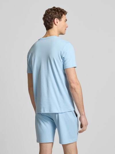 Männermodel trägt Regular Fit T-Shirt mit Rundhalsausschnitt von Christian Berg Men aus reiner Baumwolle, hellblau, Rückansicht, Ganzkörperansicht.