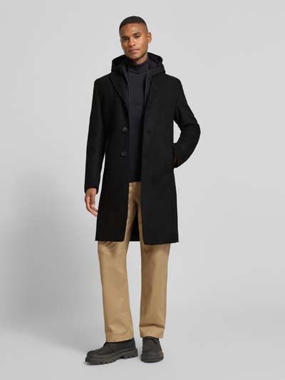 Mannelijk model draagt zwarte Mantel mit Kapuze Modell 'MARNI' van CG - Club of Gents met rechte fit, katoenmix, vooraanzicht volledige lichaam.