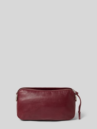 Produktfoto, bordeauxrote Handtasche mit Label-Detail Modell 'CLARICE' von LIEBESKIND BERLIN, glatte Textur, rechteckige Form, Reißverschluss und Schulterriemen, Maße 27x15x10 cm, Schulterriemen 118 cm.