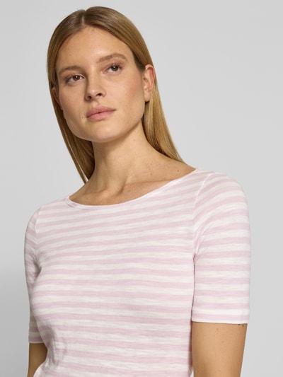 Frauenmodel trägt Slim Fit T-Shirt aus reiner Baumwolle von Marc O'Polo, Optik:Allover-Muster, gestreift, Logo-Print, U-Boot-Ausschnitt, Kurzarm, Nahaufnahme Oberkörper.