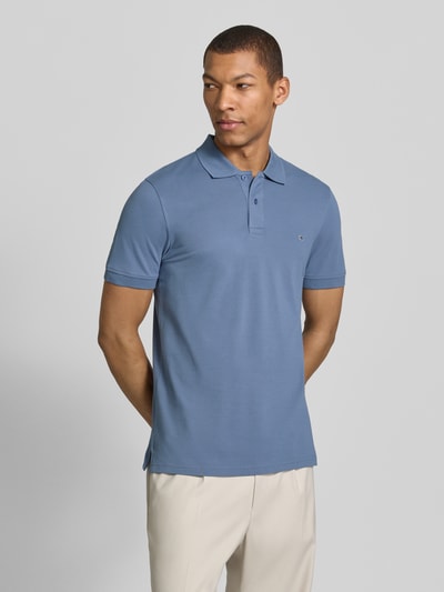 Mannelijk model draagt Regular Fit Poloshirt met Stitching van Christian Berg Men in blauw, zuiver katoen, knoopsluiting, voorkant volledig zichtbaar, vooraanzicht.