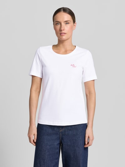 Frauenmodel trägt T-Shirt mit Statement-Stitching und Rundhalsausschnitt von Christian Berg Woman, weiß, reine Baumwolle, Regular Fit, Ganzkörperansicht von vorne.