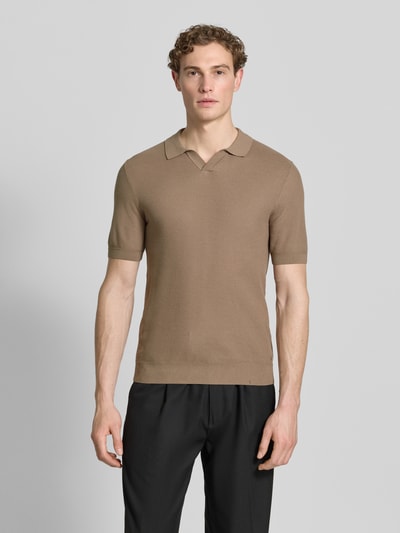 Männermodel trägt Slim Fit Poloshirt mit Viskose-Anteil von Roy Robson in Strick-Optik, Strukturmuster, Polokragen, kurzärmelig, Baumwoll-Mix, elastische Abschlüsse, Rückenlänge 67 cm bei Größe M, Ärmellänge 27 cm bei Größe M, Ganzkörperansicht von vorne.