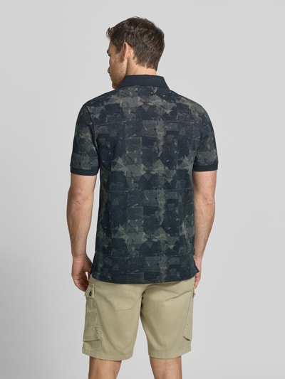 Männermodel trägt Slim Fit Poloshirt mit Label-Patch von PME Legend aus Reine Baumwolle im Allover-Look, Rückenlänge 74 cm, Ganzkörperansicht Rückansicht.