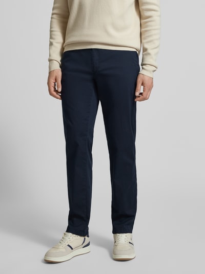 Männermodel trägt donkerblauwe Heren broek van katoenmix met stretch Slim fit Model 'Evans' van BRAX met achterzakken, vooraanzicht, binnenbeenlengte maat 50: 81 cm, bandwijdte maat 50: 46 cm