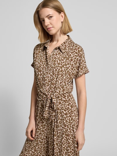 Frauenmodel trägt Jumpsuit mit Allover-Animal-Print von Betty Barclay in Braun, Elastischer-Material-Mix, Taillierte Passform, Umlegekragen, Kurzärmelig, Knopfleiste, Oberflächenstruktur weich und leicht glänzend, Ganzkörperansicht von vorne. Rückenlänge bei Größe 36: 37 cm, Brustweite bei Größe 36: 53 cm, Gesamtlänge bei Größe 36: 121 cm, Innenbeinlänge bei Größe 36: 60 cm.