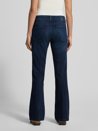 Frauenmodel trägt Flared Jeans mit 5-Pocket-Design Modell 'PARIS' von Cambio aus dunkelblauem Viskose-Baumwoll-Mix, Ganzkörperansicht Rückansicht.