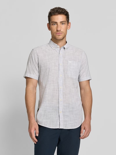 Mannenmodel draagt Regular Fit Freizeithemd mit Button-Down-Kragen van camel active, lichtgrijs met fijne structuur, borstzak, voorkant volledige lichaamsaanzicht.