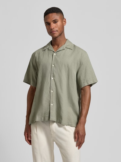 Männermodel trägt unifarbenes, strukturiertes Relaxed Fit Freizeithemd aus Leinen-Baumwoll-Mix von HUGO, Ganzkörperansicht von vorne.