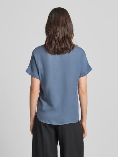 Kobiece model nosi Relaxed Fit Blusenshirt aus reiner Viskose Modell 'BEAUTY' von Vero Moda, efekt: jednolity kolor, krój relaxed fit, tunika, dekolt w serek, krótki rękaw, zakończenia rękawów: brzeg, wykończenie: zaokrąglony, materiał: wiskoza, widok całej sylwetki z tyłu.