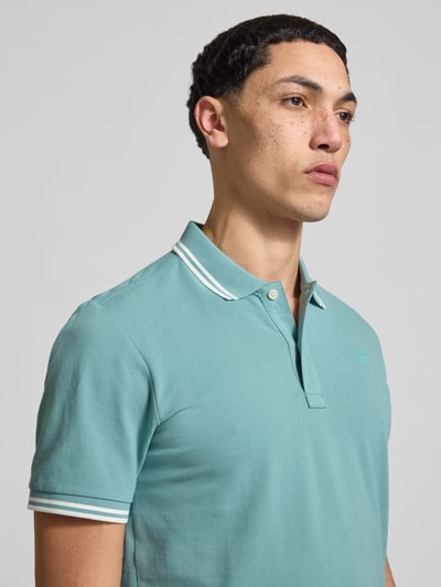 Männermodel trägt Slim Fit Poloshirt mit Logo-Stitching Modell 'Dunda' von G-Star Raw, Baumwoll-Mix, Polokragen, Nahaufnahme Oberkörper.