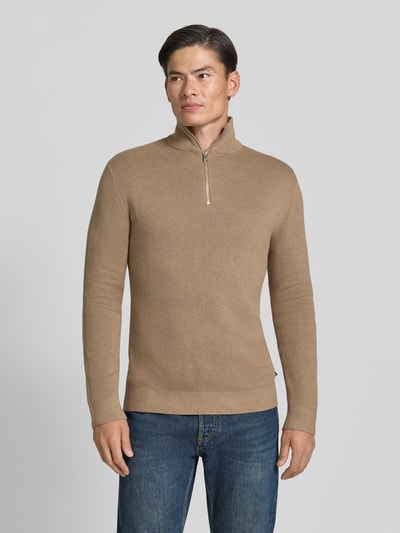 Männermodel trägt Slim Fit Pullover aus reiner Baumwolle Modell 'MILANO' von JACK & JONES in Beige, Strick-Optik, Ganzkörperansicht von vorne.