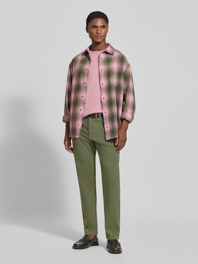 Männermodel trägt Straight Fit Jeans aus elastischem Baumwoll-Mix von Paul Smith in Olivgrün, 5-Pocket-Design, Ganzkörperansicht von vorne.