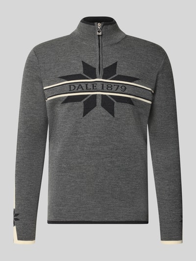 Produktfoto, Wollpullover mit Label-Print Modell 'Nale' von Dale of Norway aus reiner Wolle, gerade geschnitten, grau mit Troyer-Kragen, gerippte Struktur