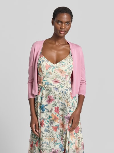 Frauenmodel trägt Bolero aus Viskose-Mix mit 3/4-Arm von Vera Mont in Rosa, Regular-Fit, offene Front, Rückenlänge 41 cm, Ganzkörperansicht von vorne.