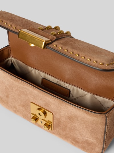 Productfoto, handtas met schouderriem model 'TRIBECA' van MICHAEL Michael Kors, beige en bruin suède, goudkleurige sluiting, hoofdvak met overslag en kliksluiting, textuur van glad leer, afmetingen 23x13x7 cm, schouderriem 109 cm, context dames handtas