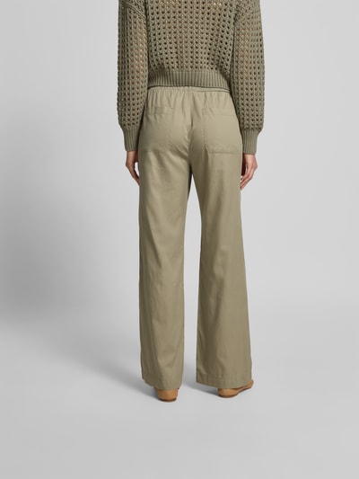 Frauenmodel trägt Stoffhose mit Lyocell-Anteil von Juvia in Beige, Straight Fit, Baumwoll-Mix, Gesäßtaschen, elastischer Bund, Ganzkörperansicht Rückansicht.