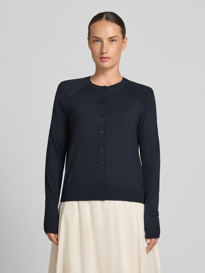 Frauenmodel trägt Relaxed Fit Strickjacke aus reiner Schurwolle Modell 'FONAMI' von BOSS in Dunkelblau, Damen, glatte Textur, Ganzkörperansicht von vorne.